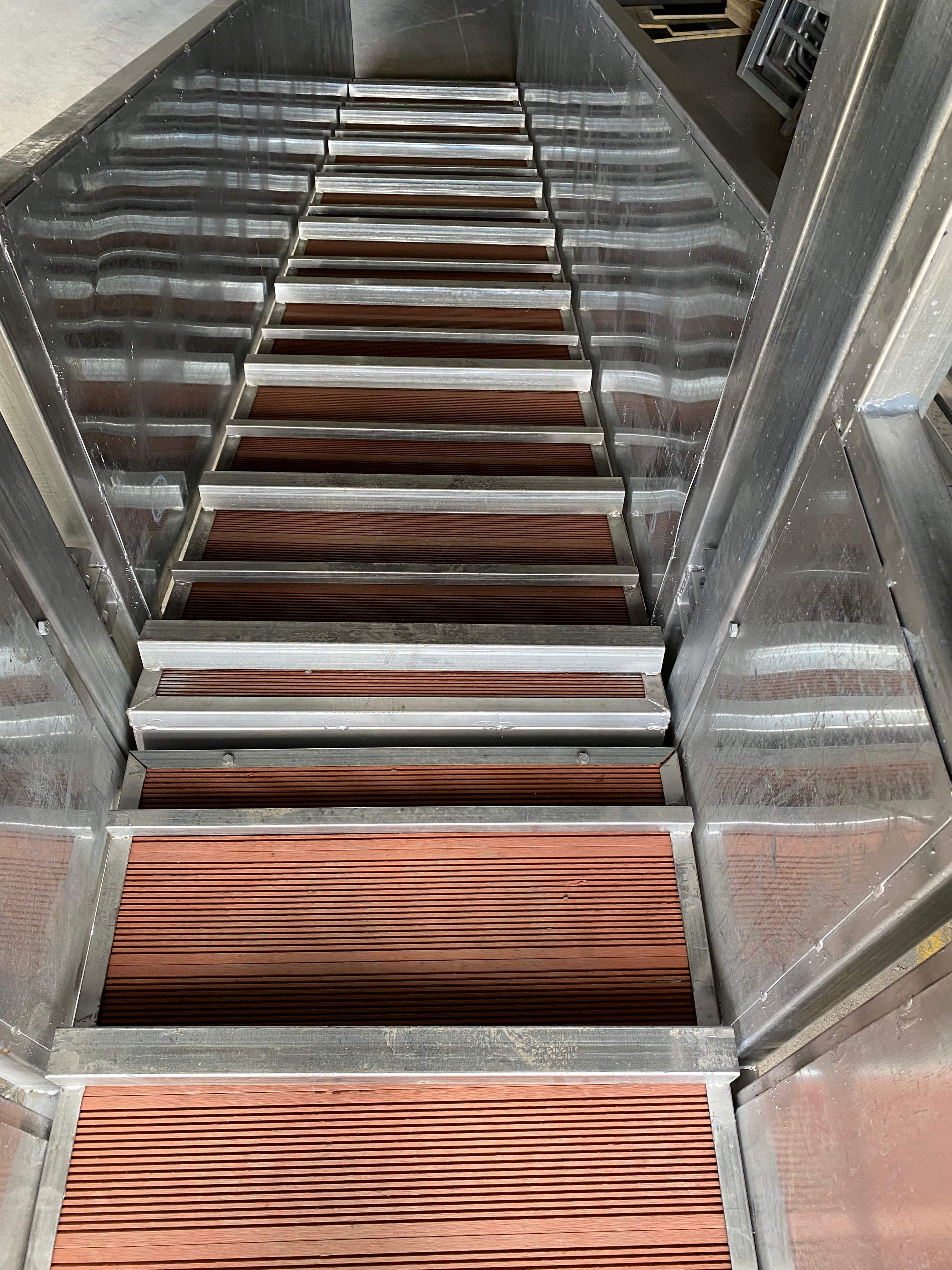 5.4m Heavy Duty Load Ramp includes 1.4m flat walk out section