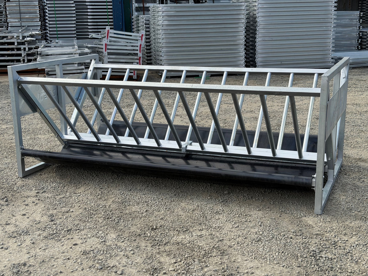 Hay Feeder with rubber catch tray